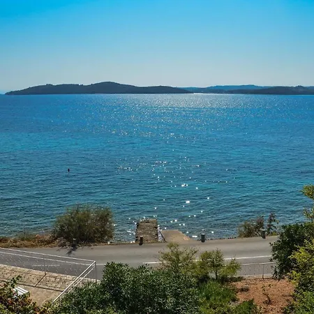 Apartment Bella Perna 3-bedroom Beachfront Kuciste