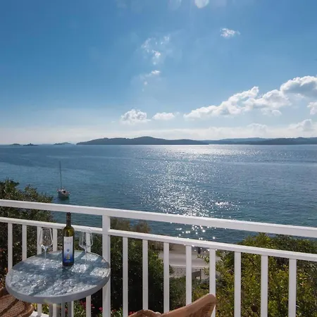 Bella Perna 3-bedroom Beachfront *