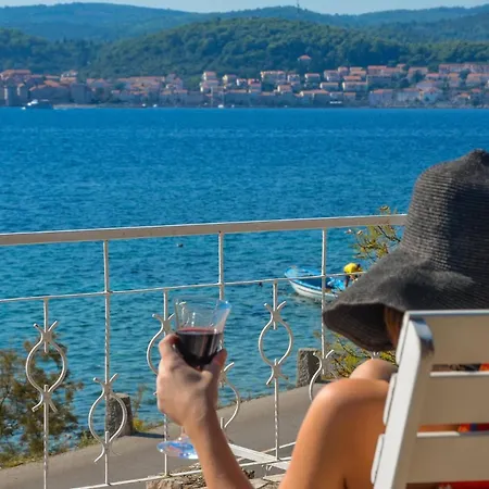 Bella Perna 3-bedroom Beachfront Kuciste