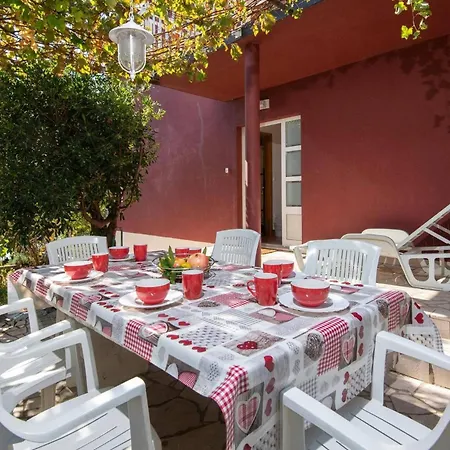 Apartment Bella Perna 3-bedroom Beachfront Kuciste