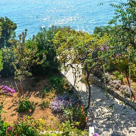 Bella Perna 3-bedroom Beachfront Kuciste