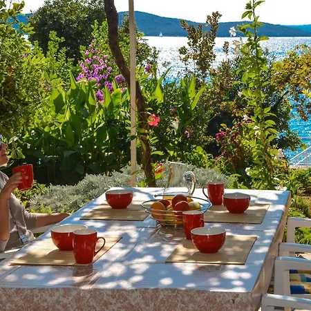 Bella Perna 3-bedroom Beachfront Apartment Kuciste