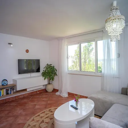 Apartment Bella Perna 3-bedroom Beachfront Kuciste