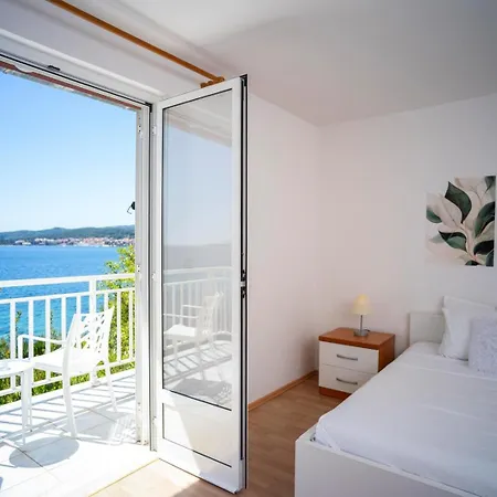 Apartment Bella Perna 3-bedroom Beachfront Kuciste