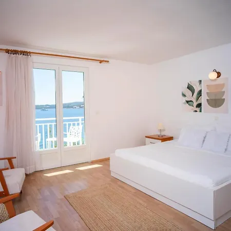 Bella Perna 3-bedroom Beachfront Kuciste