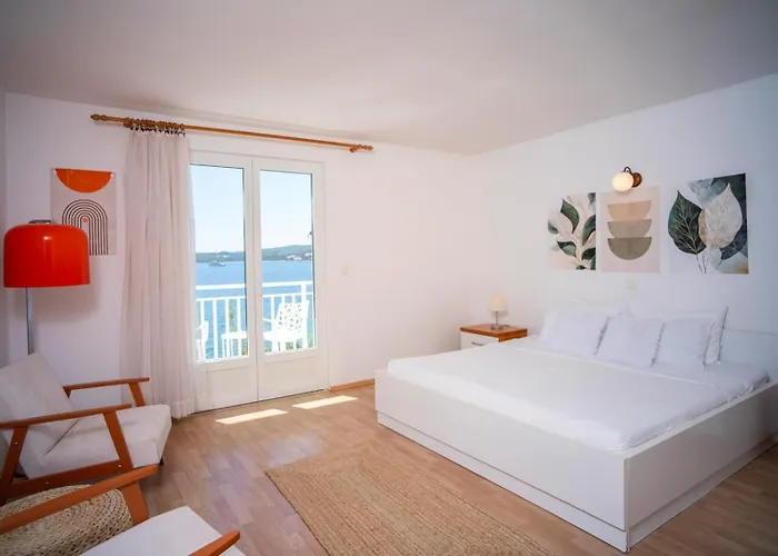 Bella Perna 3-bedroom Beachfront Kuciste